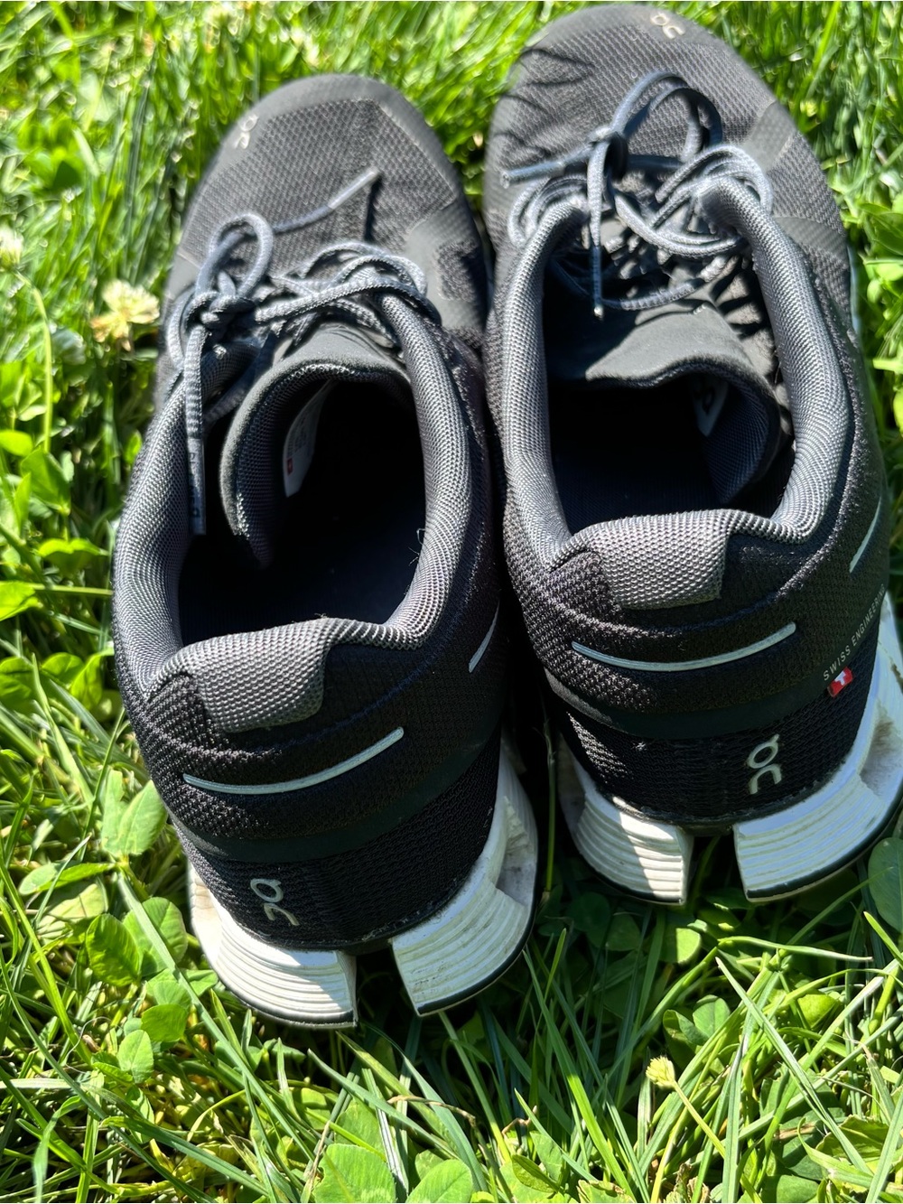 On Cloud Running Woman Black/White Athletic Running Shoes - Picture 6 of 10